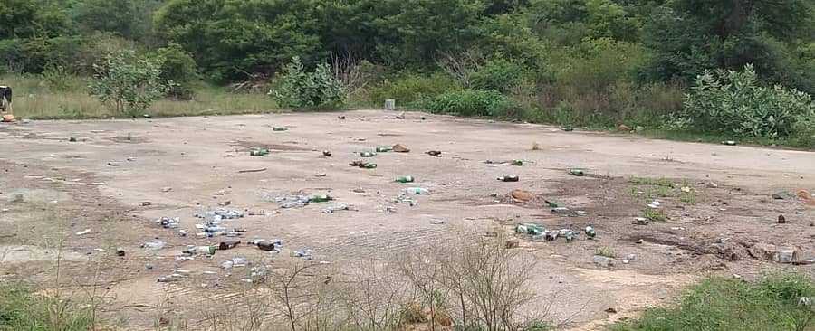 ಮುಳಬಾಗಿಲು ತಾಲ್ಲೂಕಿನ ಹೆಬ್ಬಣಿ ಹೊರವಲಯದ ಒಕ್ಕಣೆ ಕಣದಲ್ಲಿ ಮದ್ಯಪಾನದ ಖಾಲಿ ಬಾಟಲಿಗಳು ರಾಶಿ ರಾಶಿಯಾಗಿ ಬಿದ್ದಿರುವುದು.