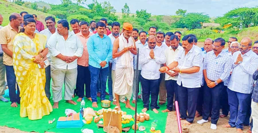 ರಾಯಬಾಗ ಪಟ್ಟಣದಲ್ಲಿ ಅಮೃತ್ 2.0ಯೋಜನೆಗೆ ಶಾಸಕ ಡಿ.ಎಂ.ಐಹೊಳೆ ಬುಧವಾರ ಭೂಮಿಪೂಜೆ ನೆರವೇರಿಸಿದರು