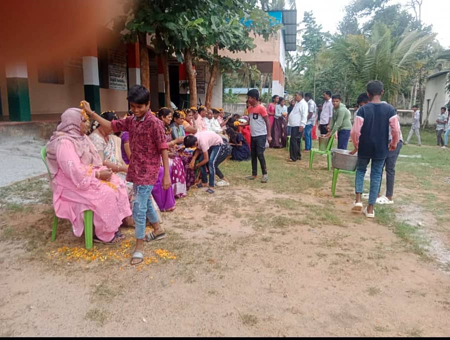 <div class="paragraphs"><p>ಶ್ರವಣಬೆಳಗೊಳ ಹೋಬಳಿಯ ಸರ್ಕಾರಿ ಪ್ರೌಢಶಾಲೆಯಲ್ಲಿ ಹಳೇ ವಿದ್ಯಾರ್ಥಿ ಸಂಘದವರು ಶಿಕ್ಷಕರ ದಿನಾಚರಣೆಯಲ್ಲಿ ಗುರುಗಳನ್ನು ವಿದ್ಯಾರ್ಥಿಗಳು ಪೂಜಿಸಿದರು</p></div>