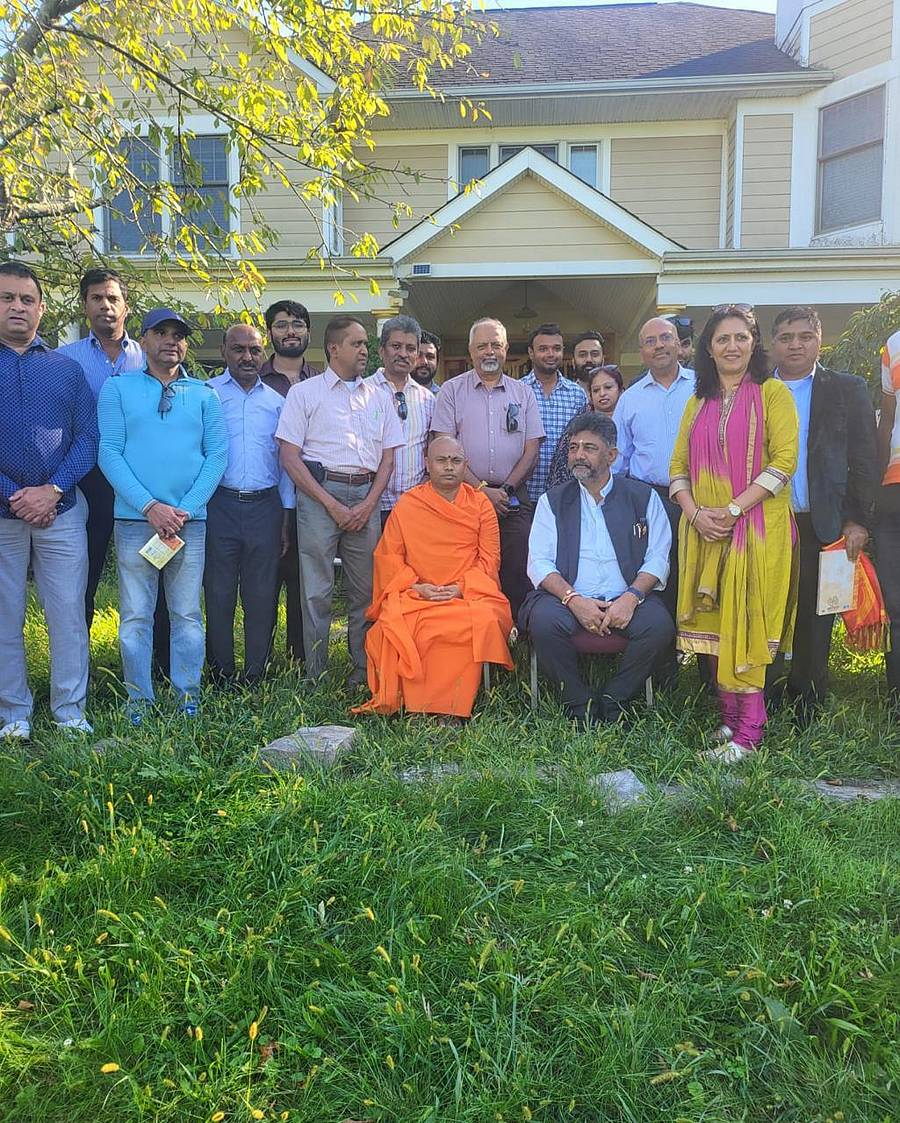 ನ್ಯೂಜೆರ್ಸಿಯ ಫ್ರಾಂಕ್ಲಿನ್ ಟೌನ್ಶಿಪ್ನಲ್ಲಿ 20 ಎಕರೆಯಲ್ಲಿ ನಿರ್ಮಾಣಗೊಳ್ಳುತ್ತಿರುವ ಆದಿ ಚುಂಚನಗಿರಿ ಮಠಕ್ಕೆ ಉಪ ಮುಖ್ಯಮಂತ್ರಿ ಡಿ.ಕೆ. ಶಿವಕುಮಾರ್ ಮತ್ತು ಅವರ ಪತ್ನಿ ಉಷಾ ಶಿವಕುಮಾರ್ ಭೇಟಿ ನೀಡಿದರು. ಶ್ರೀಶೈಲನಾಥ ಸ್ವಾಮೀಜಿ, ದಯಾಶಂಕರ್ ಅಡಪ ಇದ್ದರು.