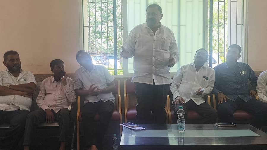 ಜಗಳೂರಿನಲ್ಲಿ ಗುರುವಾರ ನಡೆದ ವರ್ತಕರ ಸಂಘ ಹಾಗೂ ಸಾರ್ವಜನಿಕರ ಸಮಾಲೋಚನಾ ಸಭೆಯಲ್ಲಿ ಮಾಜಿ ಶಾಸಕ ಎಸ್.ವಿ. ರಾಮಚಂದ್ರ ಮಾತನಡಿದರು 