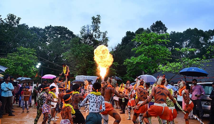 ಹೆಬ್ರಿ ಸಮೀಪದ ದೊಂಡೆರಂಗಡಿ ಸಾರ್ವಜನಿಕ ಗಣೇಶೋತ್ಸವ ಸಮಿತಿ ಪ್ರತಿಷ್ಠಾಪಿಸಿದ್ದ ಗಣೇಶ ಮೂರ್ತಿಯ ವಿಸರ್ಜನಾ ಮೆರವಣಿಗೆ ಕಲಾ ಪ್ರದರ್ಶನದೊಂದಿಗೆ ನಡೆಯಿತು