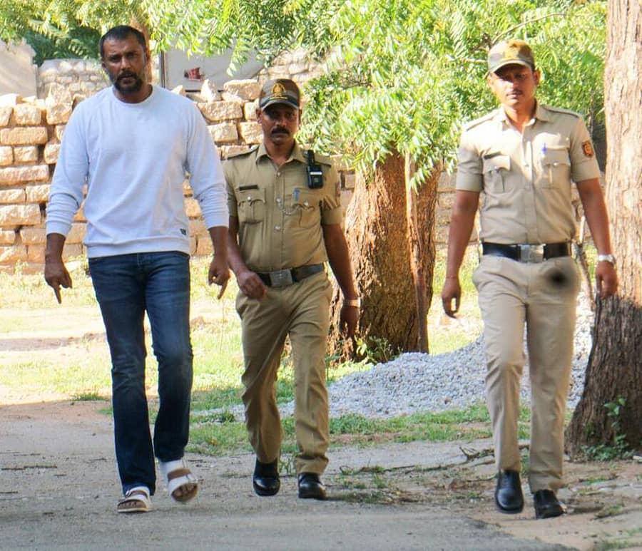 <div class="paragraphs"><p>ಬಳ್ಳಾರಿ ಕಾರಾಗೃಹದ ವಿಶೇಷ ಭದ್ರತಾ ಕೊಠಡಿಯಿಂದ ಸಂದರ್ಶಕರ ಕೊಠಡಿಗೆ ಮಧ್ಯದ ಬೆರಳು ಪ್ರದರ್ಶಿಸುತ್ತ ಬಂದ ದರ್ಶನ್</p></div>