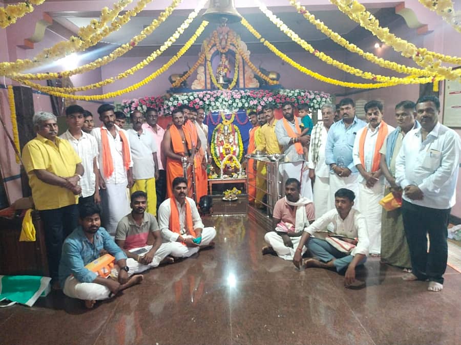 ಸಾಸ್ವೆಹಳ್ಳಿ ಸಮೀಪದ ಹೊಟ್ಯಾಪುರ ಹಿರೇಮಠದಲ್ಲಿ ಎಳೆಗೌರಮ್ಮನ ಹಬ್ಬದಲ್ಲಿ ಭಾಗವಹಿಸಿರುವ ಭಕ್ತ ಸಮೂಹ