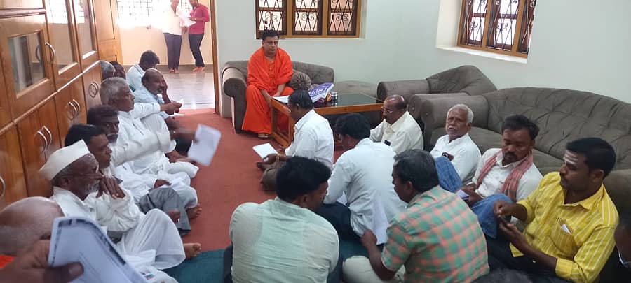 ಯಲಬುರ್ಗಾ ಪಟ್ಟಣದ ಸಂಸ್ಥಾನ ಹಿರೇಮಠದಲ್ಲಿ ಪೀಠಾಧಿಕಾರಿ ಸಿದ್ಧರಾಮೇಶ್ವರ ಸ್ವಾಮೀಜಿ ನೇತೃತ್ವದಲ್ಲಿ ಕೆಲ ಭಕ್ತರು ಸಭೆ ಸೇರಿ ಶ್ರೀಗಳ ಪರ ಹೇಳಿಕೆ ನೀಡಿದರು