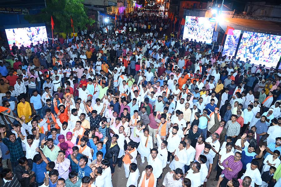 <div class="paragraphs"><p>ಬೀದರ್ನ ಚೌಬಾರ ಮುಖ್ಯರಸ್ತೆಯಲ್ಲಿ ಬುಧವಾರ ಮಧ್ಯರಾತ್ರಿ ವಿವಿಧ ಗಣೇಶ ಮಂಡಳಿಯ ಕಾರ್ಯಕರ್ತರು ಪ್ರತಿಭಟಿಸಿದರು</p></div>