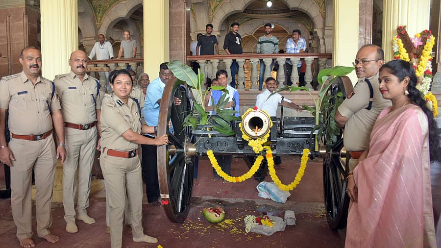 ಮೈಸೂರು ಅರಮನೆಯಲ್ಲಿ ಗುರುವಾರ ಫಿರಂಗಿ ಗಾಡಿಗಳಿಗೆ ನಗರ ಪೊಲೀಸ್ ಆಯುಕ್ತೆ ಸೀಮಾ ಲಾಟ್ಕರ್ ಪೂಜೆ ನೆರವೇರಿಸಿದರು. ಡಿಸಿಪಿಗಳಾದ ಮುತ್ತುರಾಜ್, ಜಾಹ್ನವಿ, ಎಸಿಪಿ ಸತೀಶ್ ಪಾಲ್ಗೊಂಡಿದ್ದರು –ಪ್ರಜಾವಾಣಿ ಚಿತ್ರ (ಎಡಚಿತ್ರ). ಮರದ ಅಂಬಾರಿ ಕಟ್ಟಲು ಬಳಸುವ ಸೆಣಬಿನ ಹಗ್ಗವನ್ನು ಮಾವುತರು ಹಾಗೂ ಕಾವಾಡಿಗರು ಹೊಸೆದರು
