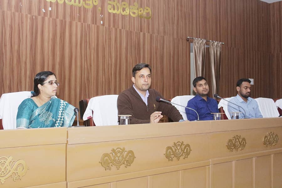 ಸಭೆಯಲ್ಲಿ ಜಿಲ್ಲಾಧಿಕಾರಿ ವೆಂಕಟ್ ರಾಜಾ ಅವರು ಅಧಿಕಾರಿಗಳಿಗೆ ಕಟ್ಟುನಿಟ್ಟಿನ ಸೂಚನೆ ನೀಡಿದರು. ಹೆಚ್ಚುವರಿ ಜಿಲ್ಲಾಧಿಕಾರಿ ಆರ್.ಐಶ್ವರ್ಯ, ಜಿಲ್ಲಾ ಪಂಚಾಯಿತಿ ಮುಖ್ಯ ಕಾರ್ಯನಿರ್ವಹಣಾಧಿಕಾರಿ ಆನಂದ್ ಕುಮಾರ್ ಮೀನಾ, ಉಪವಿಭಾಗಾಧಿಕಾರಿ ವಿನಾಯಕ ನಾರ್ವಡೆ ಭಾಗವಹಿಸಿದ್ದರು