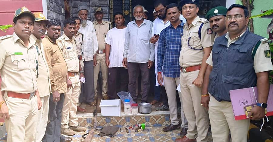 ಖಾನಾಪುರ ತಾಲ್ಲೂಕಿನ ಜಾಂಬೇಗಾಳಿಯಲ್ಲಿ ನಡೆದ ದಾಳಿ ಸಂದರ್ಭದಲ್ಲಿ ಅರಣ್ಯ ಇಲಾಖೆ ಅಧಿಕಾರಿಗಳು ವನ್ಯಜೀವಿ ಮಾಂಸ ಮತ್ತು ಜಿಂಕೆ ಕೊಂಬುಗಳನ್ನು ವಶಕ್ಕೆ ಪಡೆದು ಇಬ್ಬರನ್ನು ಬಂಧಿಸಿದ್ದಾರೆ