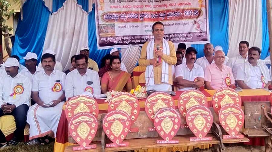 ಬಸವಾಪಟ್ಟಣ ಸಮೀಪದ ಕೋಟೆಹಾಳ್ ಗ್ರಾಮದಲ್ಲಿ ಗುರುವಾರ ಏರ್ಪಡಿಸಿದ್ದ ಕ್ರೀಡಾಕೂಟವನ್ನು ರೈತ ಮುಖಂಡ ತೇಜಸ್ವಿಪಟೇಲ್ ಉದ್ಘಾಟಿಸಿ ಮಾತನಾಡಿದರು