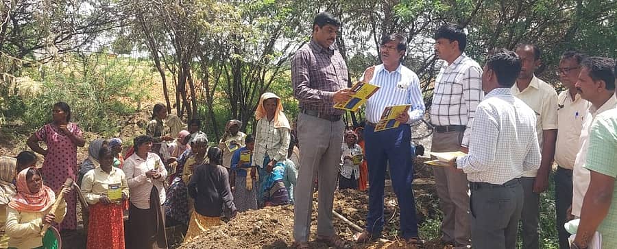 ಚಳ್ಳಕೆರೆ ತಾಲ್ಲೂಕಿನ ದೊಡ್ಡೇರಿ ಹಾಗೂ ಎನ್.ಮಹಾದೇವಪುರ ಗ್ರಾಮ ಪಂಚಾಯಿತಿಗೆ ಬುಧವಾರ ಭೇಟಿ ನೀಡಿದ ಸಿಇಒ ಸೋಮಶೇಖರ್ ಪರಿಶೀಲನೆ ನಡೆಸಿದರು