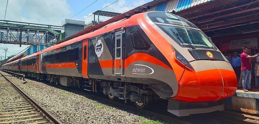 ಹುಬ್ಬಳ್ಳಿ– ಪುಣೆ ಮಧ್ಯೆ ಆರಂಭವಾಗಲಿರುವ ವಂದೇ ಭಾರತ್ ಎಕ್ಸ್ಪ್ರೆಸ್ ರೈಲು ಬೆಳಗಾವಿ ಮಾರ್ಗವಾಗಿ ಗುರುವಾರ ಪ್ರಾಯೋಗಿಕವಾಗಿ ಸಂಚರಿಸಿತು. ಜನ ಕುತೂಹಲದಿಂದ ವೀಕ್ಷಿಸಿದರು – ಪ್ರಜಾವಾಣಿ ಚಿತ್ರ: ಇಮಾಮ್ಹುಸೇನ್ ಗೂಡುನವರ