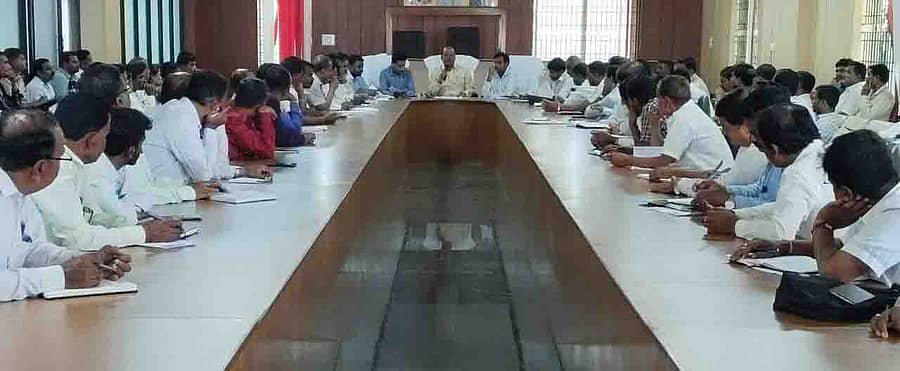 ಹಿರಿಯೂರಿನಲ್ಲಿ ಅಂತರರಾಷ್ಟ್ರೀಯ ಪ್ರಜಾಪ್ರಭುತ್ವ ದಿನಾಚರಣೆ ಹಮ್ಮಿಕೊಳ್ಳುವ ಹಿನ್ನೆಲೆಯಲ್ಲಿ ಸಿದ್ಧತಾ ಸಭೆ ಗುರುವಾರ ನಡೆಯಿತು