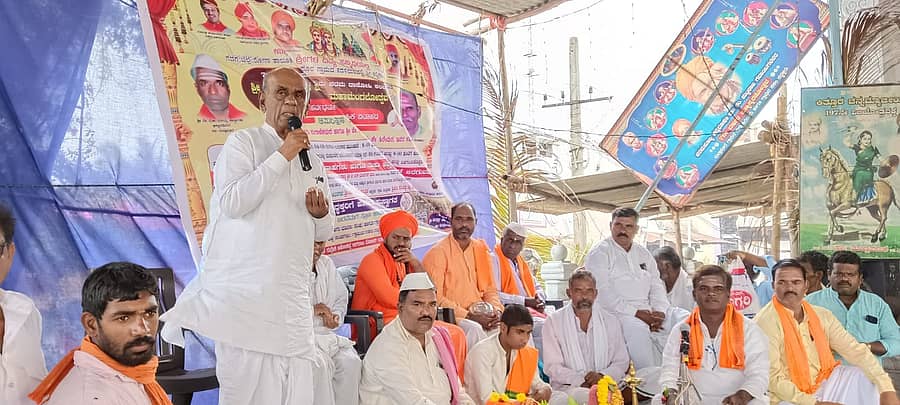 ರೋಣ ತಾಲ್ಲೂಕಿನ ಮಲ್ಲಾಪೂರ ಗ್ರಾಮದ ಕದಳಿ ಮಠದಲ್ಲಿ ನಡೆದ ಉಚಿತ ಸರ್ವಧರ್ಮ ಸಾಮೂಹಿಕ ವಿವಾಹ ಮಹೋತ್ಸವದಲ್ಲಿ ಮಾಜಿ ಶಾಸಕ ಬಿ.ಆರ್.ಯಾವಗಲ್ಲ ಮಾತನಾಡಿದರು