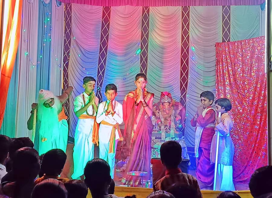 ನೇಕಾರ ಗಲ್ಲಿಯ ಗೌರಿಶಂಕರ ಗಜಾನನ ಯುವಕ ಮಂಡಳದವರು ಭಕ್ತ ಸಿರಿಯಾಳ ರೂಪಕ ಪ್ರದರ್ಶಿಸಿದರು