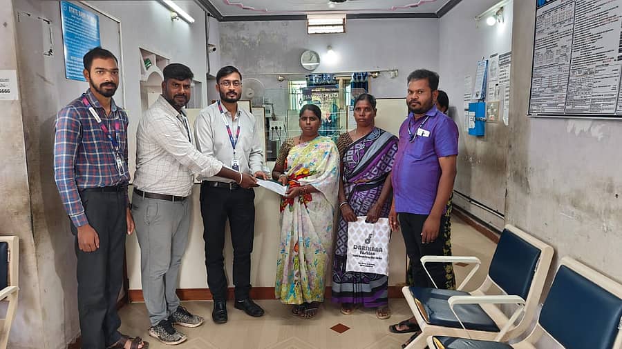 ಚಾಮರಾಜನಗರ ತಾಲ್ಲೂಕಿನ ಹೊಂಗನೂರು ಗ್ರಾಮದ ಎಸ್‌ಬಿಐ ಬ್ಯಾಂಕ್‌ನ ಅವರಣದಲ್ಲಿ ಪ್ರಧಾನ ಮಂತ್ರಿ ಜೀವನಜ್ಯೋತಿ ವಿಮಾ ಯೋಜನೆಯಡಿ ಅಕಾಲಿಕ ಮರಣಕ್ಕೆ ತುತ್ತಾದ ಮಹದೇವ ಅವರ ಪತ್ನಿಗೆ ಬ್ಯಾಂಕ್ ಅಧಿಕಾರಿಗಳು ಪರಿಹಾರದ ಚೆಕ್ ವಿತರಿಸಿದರು