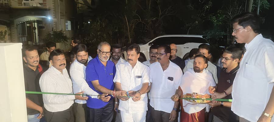 ಆನೇಕಲ್ ತಾಲ್ಲೂಕಿನ ಬೊಮ್ಮಸಂದ್ರ ಪುರಸಭೆ ವ್ಯಾಪ್ತಿಯಲ್ಲಿ 4ನೇ ವಾರ್ಡ್ನಲ್ಲಿ ನಿರ್ಮಿಸಿರುವ ಯೋಗ ಕೇಂದ್ರವನ್ನು ಶಾಸಕ ಬಿ.ಶಿವಣ್ಣ ಉದ್ಘಾಟಿಸಿದರು