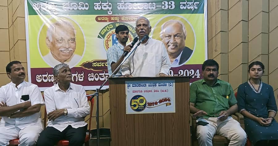 ಶಿರಸಿಯಲ್ಲಿ ಅರಣ್ಯ ಭೂಮಿ ಹಕ್ಕಿನ 33 ವರ್ಷದ ಹೋರಾಟದ ಅಂಗವಾಗಿ ಏರ್ಪಡಿಸಿದ್ದ ಅರಣ್ಯ ವಾಸಿಗಳ ಚಿಂತನ ಸಭೆಯಲ್ಲಿ ಕಾಗೋಡು ತಿಮ್ಮಪ್ಪ ಮಾತನಾಡಿದರು. ಶಂಕರ ಕೊಡಿಯಾ, ಜಿ.ಎಂ.ಶೆಟ್ಟಿ, ರವೀಂದ್ರ ನಾಯ್ಕ, ರಂಜಿತಾ ರವೀಂದ್ರ ಪಾಲ್ಗೊಂಡಿದ್ದರು