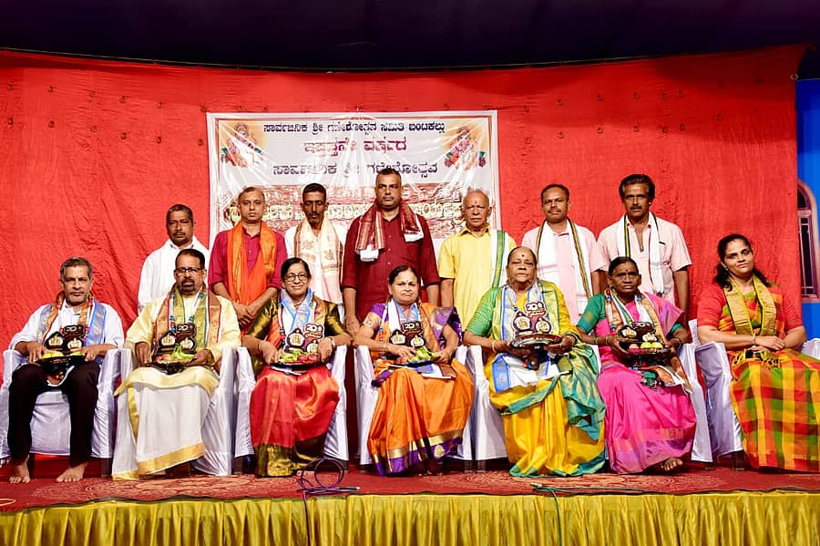 ಬಂಟಕಲ್ಲು ಸಾರ್ವಜನಿಕ ಗಣೇಶೋತ್ಸವದ ಸಾಂಸ್ಕೃತಿಕ ವೇದಿಕೆಯಲ್ಲಿ ವಿದ್ಯೆ ಕಲಿಸಿದ ಗುರುಗಳನ್ನು ಸನ್ಮಾನಿಸಲಾಯಿತು