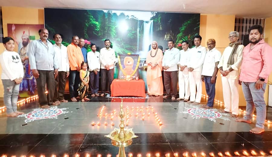 ಭಾಲ್ಕಿ ತಾಲ್ಲೂಕಿನ ಹಲಬರ್ಗಾ ಗ್ರಾಮದ ರಾಚೋಟೇಶ್ವರ ಸಂಸ್ಥಾನ ಮಠದಲ್ಲಿ ಹಾನಗಲ್ ಕುಮಾರ ಶಿವಯೋಗಿಗಳ ಜಯಂತಿ ಕಾರ್ಯಕ್ರಮ ನಡೆಯಿತು