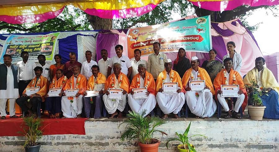 ತಾಳಿಕೋಟೆ ತಾಲ್ಲೂಕಿನ ಪೀರಾಪುರ ಗ್ರಾಮದ  ಬಿ.ಎಸ್.ಬಿರಾದಾರ ಸರ್ಕಾರಿ ಪ್ರೌಢಶಾಲೆಯಲ್ಲಿ ಹಮ್ಮಿಕೊಂಡಿದ್ದ ಬ ಸಾಲವಾಡಗಿ ವಲಯ ಘಟಕದ ಉದ್ಘಾಟನೆ ಕಾರ್ಯಕ್ರಮದಲ್ಲಿ ಪದಾಧಿಕಾರಿಗಳು ಪದಗ್ರಹಣ ಮಾಡಿದರು