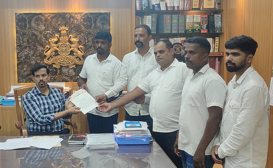 ಭಟ್ಕಳದ ಉಪವಿಭಾಗಾಧಿಕಾರಿ ಹಾಗೂ ತಹಶೀಲ್ದಾರ್ ಕಚೇರಿಯಲ್ಲಿ 10 ವರ್ಷಕ್ಕಿಂತಲೂ ಹೆಚ್ಚು ವರ್ಷದಿಂದ ಕೆಲಸ ನಿರ್ವಹಿಸುತ್ತಿರುವ ಸರ್ಕಾರಿ ನೌಕರರನ್ನು ವರ್ಗಾಯಿಸುವಂತೆ ಆಗ್ರಹಿಸಿ ಮಾಹಿತಿ ಹಕ್ಕು ಮತ್ತು ಸಾಮಾಜಿಕ ಕಾರ್ಯಕರ್ತರ ವೇದಿಕೆಯ ಭಟ್ಕಳ ತಾಲ್ಲೂಕು ಘಟಕದ ವತಿಯಿಂದ ಹೆಚ್ಚುವರಿ ಜಿಲ್ಲಾಧಿಕಾರಿ ಪ್ರಕಾಶ ರಜಪೂತ ಅವರಿಗೆ ಗುರುವಾರ ಮನವಿ ಸಲ್ಲಿಸಲಾಯಿತು