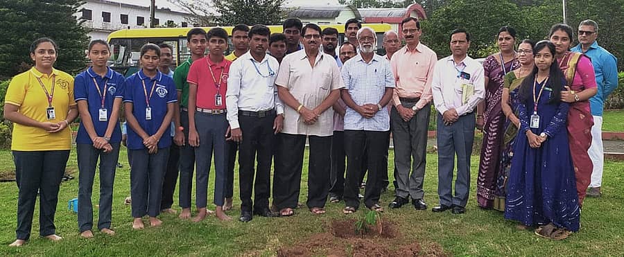 ಕೋಣಂದೂರಿನ ರಾಷ್ಟ್ರೀಯ ವಸತಿಶಾಲೆಯಲ್ಲಿ ಬುಧವಾರ ನಡೆದ ಗಣೇಶ ನಮನ ಕಾರ್ಯಕ್ರಮವನ್ನು ಪ್ರಗತಿಪರ ಕೃಷಿಕ ಕಡಿದಾಳು ದಯಾನಂದ್ ಗಿಡ ನೆಡುವ ಮೂಲಕ ಉದ್ಘಾಟಿಸಿದರು