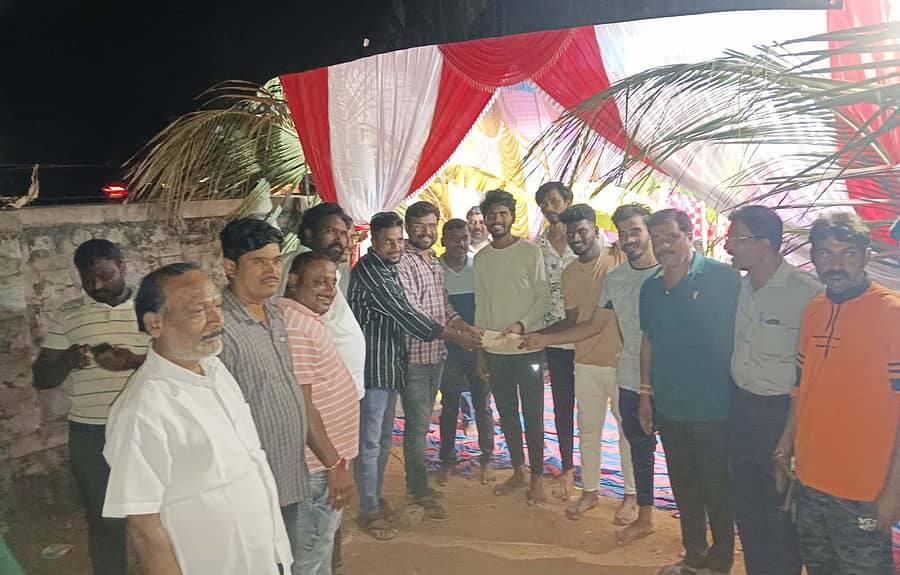 ನಾರಾಯಣಪುರದ ಯುಕೆಪಿ ಕ್ಯಾಂಪ್ ಕಾಲೊನಿಯಲ್ಲಿ ಗಜಾನನ ಯುವಕ ಮಂಡಳಿಯವರು ಬುಧವಾರ ಗಣೇಶೋತ್ಸವ ಅಂಗವಾಗಿ ಆಯೋಜಿಸಿದ್ದ ವಾಲಿಬಾಲ್ ಟೂರ್ನಿಯಲ್ಲಿ ವಿಜೇತ ತಂಡಕ್ಕೆ ನಗದು ಬಹುಮಾನ ವಿತರಿಸಲಾಯಿತು