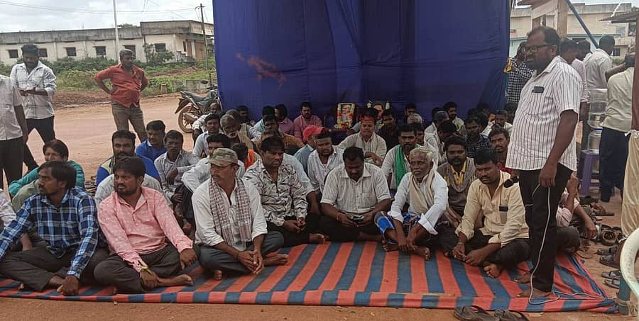 ಹುಬ್ಬಳ್ಳಿ ಅಮರಗೋಳದ ಎಪಿಎಂಸಿ ಆವರಣದಲ್ಲಿ ಈರುಳ್ಳಿ ವಿಭಾಗದ ಹಮಾಲರು ನಡೆಸುತ್ತಿರುವ ಪ್ರತಿಭಟನೆಯು ಗುರುವಾರವೂ ಮುಂದುವರೆಯಿತು 