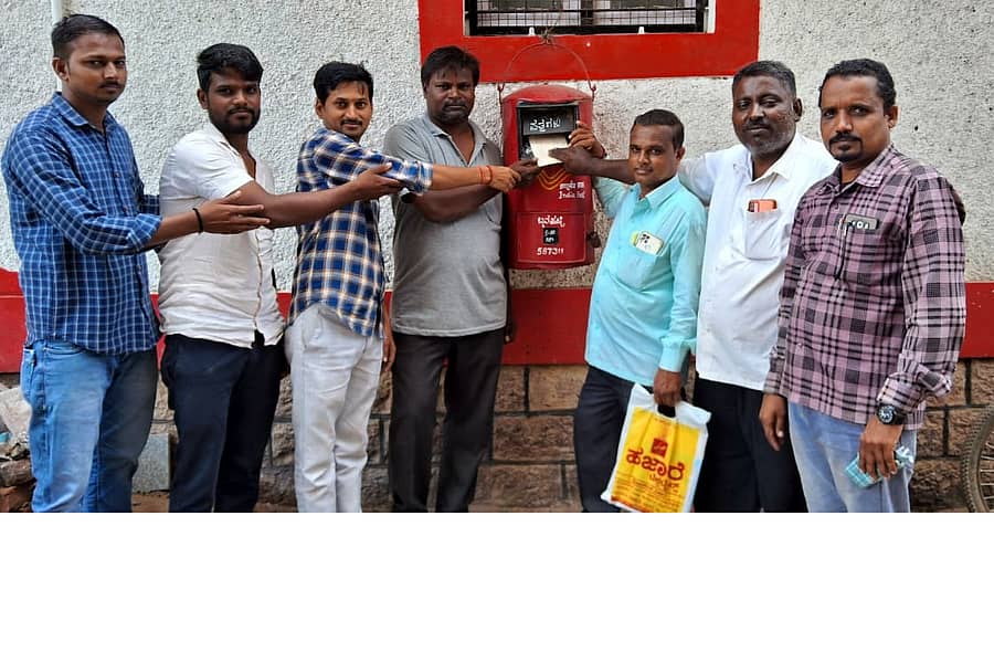 ಬನಹಟ್ಟಿಯಲ್ಲಿ ಪಾವರಲೂಮ್ ನೇಕಾರರು ಬಾಕಿ ವಿದ್ಯುತ್ ಬಿಲ್ ಪಾವತಿ ಮಾಡದೆ ಇರುವುದು ಮತ್ತು ನೇಕಾರರ ಸಮಸ್ಯೆಗಳ ಕುರಿತು ರಾಜ್ಯ ಸರ್ಕಾರಕ್ಕೆ ಪತ್ರಗಳ ಮೂಲಕ ಅಂಚೆ ಕಚೇರಿ ಮೂಲಕ ರವಾನಿಸಿದರು