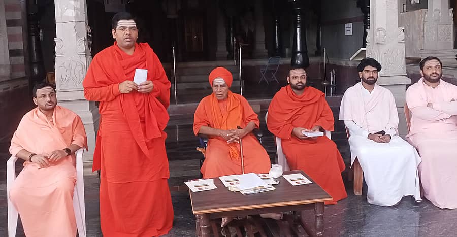 ಮುಂಡರಗಿಯ ಜಗದ್ಗುರು ಅನ್ನದಾನೀಶ್ವರ ಮಠದಲ್ಲಿ ಹಮ್ಮಿಕೊಂಡಿದ್ದ ಹಾನಗಲ್ಲ ಗುರುಕುಮಾರ ಸ್ವಾಮಿಜಿಯ 157ನೇ ಜಯಂತಿ ಆಚರಣೆಯ ಪೂರ್ವಭಾವಿ ಸಭೆಯಲ್ಲಿ ಡಾ.ಮಲ್ಲಿಕಾರ್ಜುನ ಸ್ವಾಮಿಜಿ ಮಾತನಾಡಿದರು