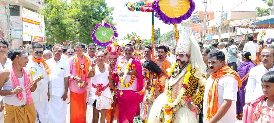 ಕಾರಟಗಿಯಲ್ಲಿ ಶರಣಬಸವೇಶ್ವರ ಜಾತ್ರೆಯ ನಿಮಿತ್ತ ಗುರುವಾರ ನಡೆದ ಗಂಗೆಸ್ಥಳದ ಮೆರವಣಿಗೆಯಲ್ಲಿ ಪಾಲ್ಗೊಂಡಿದ್ದ ಪಲ್ಲಕ್ಕಿ ಉತ್ಸವದಲ್ಲಿ ಪುರವಂತರು