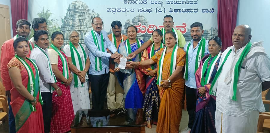 ಶಿಕಾರಿಪುರದ ಪತ್ರಿಕಾ ಭವನದಲ್ಲಿ ಗುರುವಾರ ನಡೆದ ಜೆಡಿಎಸ್ ಸದಸ್ಯತ್ವ ಅಭಿಯಾನ ಕಾರ್ಯಕ್ರಮಕ್ಕೆ ಜೆಡಿಎಸ್ ಜಿಲ್ಲಾ ಮಹಿಳಾ ಘಟಕ ಅಧ್ಯಕ್ಷೆ ಗೀತಾ ಸತೀಶ್ ಚಾಲನೆ ನೀಡಿದರು.