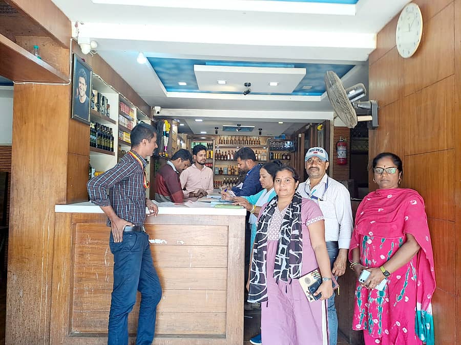 ಹುಣಸೂರು ನಗರದಲ್ಲಿ ಕಾರ್ಯಾಚರಣೆ ನಡೆಸಿ ಕೋಟ್ಪಾ ತಂಡದ ಸದಸ್ಯರು