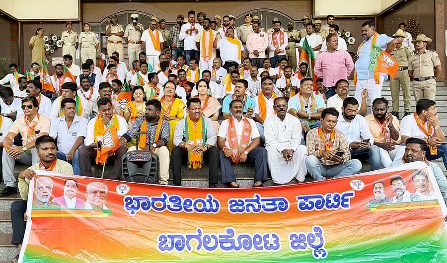 ನೇರ ವೇತನ ಪಾವತಿ ಸೇರಿದಂತೆ ವಿವಿಧ ಬೇಡಿಕೆ ಈಡೇರಿಕೆಗೆ ಆಗ್ರಹಿಸಿ ಬಾಗಲಕೋಟೆಯಲ್ಲಿ ಶುಕ್ರವಾರ ಜಿಲ್ಲಾ ಪಂಚಾಯಿತಿ ಕಚೇರಿ ಎದುರು ರಾಜ್ಯ ಸರ್ಕಾರಿ ಹಾಸ್ಟೆಲ್, ವಸತಿ ಶಾಲಾ ಹೊರಗುತ್ತಿಗೆ ನೌಕರರ ಸಂಘದ ಸದಸ್ಯರು ಪ್ರತಿಭಟನೆ ಮಾಡಿದರು