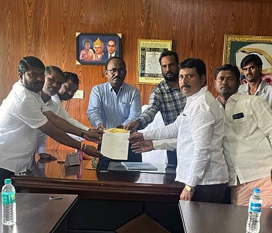 ಲಿಂಗಸುಗೂರಲ್ಲಿ ಶುಕ್ರವಾರ ಮುದಗಲ್ಲ ಪಟ್ಟಣದ ಪ್ರಮುಖ ರಸ್ತೆಗಳ ಸುಧಾರಣೆಗೆ ಆಗ್ರಹಿಸಿ ಪುರಸಭೆ ಉಪಾಧ್ಯಕ್ಷ ಅಜ್ಮಿರ್ ಬೆಳ್ಳಿಕಟ್‍ ನೇತೃತ್ವದಲ್ಲಿ ಲೊಕೋಪಯೋಗಿ ಇಲಾಖೆ ಅಧಿಕಾರಿಗೆ ಮನವಿ ಸಲ್ಲಿಸಲಾಯಿತು