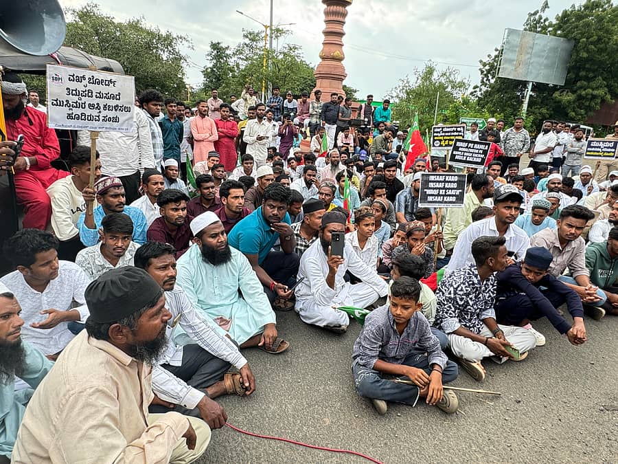 ವಕ್ಫ್ ಮಸೂದೆಗೆ ಆಕ್ಷೇಪಣೆ ವ್ಯಕ್ತಪಡಿಸಿ ಸೋಷಿಯಲ್ ಡೆಮಾಕ್ರಟಿಕ್ ಪಾರ್ಟಿ ಆಫ್ ಇಂಡಿಯಾ ಸದಸ್ಯರು ಶುಕ್ರವಾರ ಬಾಗಲಕೋಟೆ ಜಿಲ್ಲಾಧಿಕಾರಿ ಕಚೇರಿ ಎದುರು ಪ್ರತಿಭಟನೆ ಮಾಡಿದರು