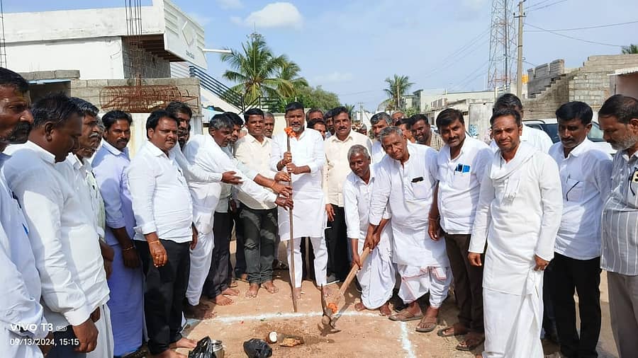 ಮಸ್ಕಿ ತಾಲ್ಲೂಕಿನ ಅಂಕುಶದೊಡ್ಡಿ ಗ್ರಾಮದಲ್ಲಿ ಸಿಸಿ ರಸ್ತೆ ಕಾಮಗಾರಿಗೆ ಶಾಸಕ, ಖಾದಿ ಗ್ರಾಮೋದ್ಯೋಗ ಮಂಡಳಿ ಅಧ್ಯಕ್ಷ ಆರ್. ಬಸನಗೌಡ ತುರುವಿಹಾಳ ಶುಕ್ರವಾರ ಚಾಲನೆ ನೀಡಿದರು