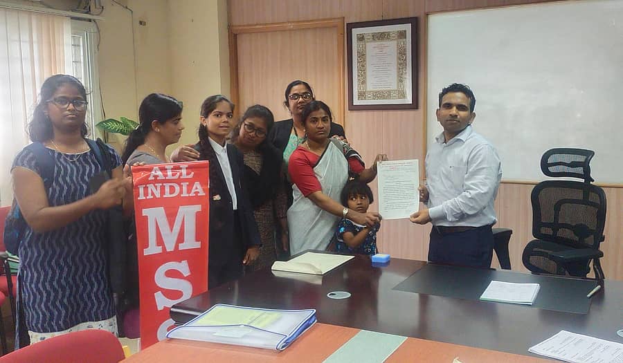 ಎಐಎಂಎಸ್ಎಸ್ ಸದಸ್ಯರು ಸುರಳ್ಕರ್ ವಿಕಾಸ್ ಕಿಶೋರ್ ಅವರಿಗೆ ಮನವಿ ಸಲ್ಲಿಸಿದರು.
