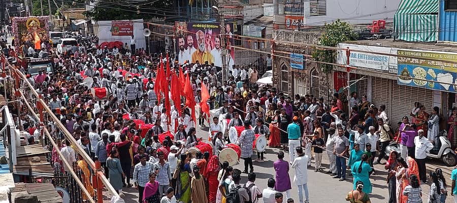 ವಿಜಯಪುರ ನಗರದ ಜೋರಾಪುರ ಪೇಠನ ಶಂಕರಲಿಂಗ ಗಜಾನನ ಮಂಡಳಿಯ ಗಣಪತಿ ವಿಸರ್ಜನಾ ಮೆರವಣಿಗೆಯಲ್ಲಿ ಗಮನ ಸೆಳೆದ ನಾಸಿಕ್ ಡೋಲ್ ಪ್ರದರ್ಶನ
