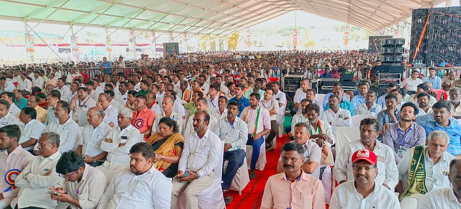 ಮಾಗಡಿ ಪಟ್ಟಣದ ಹೊಸಪೇಟೆಯಲ್ಲಿ ನಡೆದ ವಿವಿಧ ಅಭಿವೃದ್ಧಿಗಳ ಕಾಮಗಾರಿಗಳ ಶಂಕುಸ್ಥಾಪನೆ ಕಾರ್ಯಕ್ರಮದಲ್ಲಿ ಭಾಗವಹಿಸಿರುವ ಸಾರ್ವಜನಿಕರು