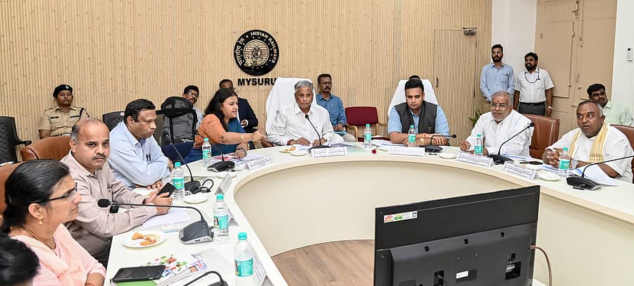 <div class="paragraphs"><p>ಮೈಸೂರಿನ ಡಿಆರ್‌ಎಂ ಕಚೇರಿಯಲ್ಲಿ ಶುಕ್ರವಾರ ನಡೆದ ಪ್ರಗತಿ ಪರಿಶೀಲನಾ ಸಭೆಯಲ್ಲಿ ರೈಲ್ವೆ ಖಾತೆ ರಾಜ್ಯ ಸಚಿವ ವಿ.ಸೋಮಣ್ಣ ಮಾತನಾಡಿದರು –</p></div>