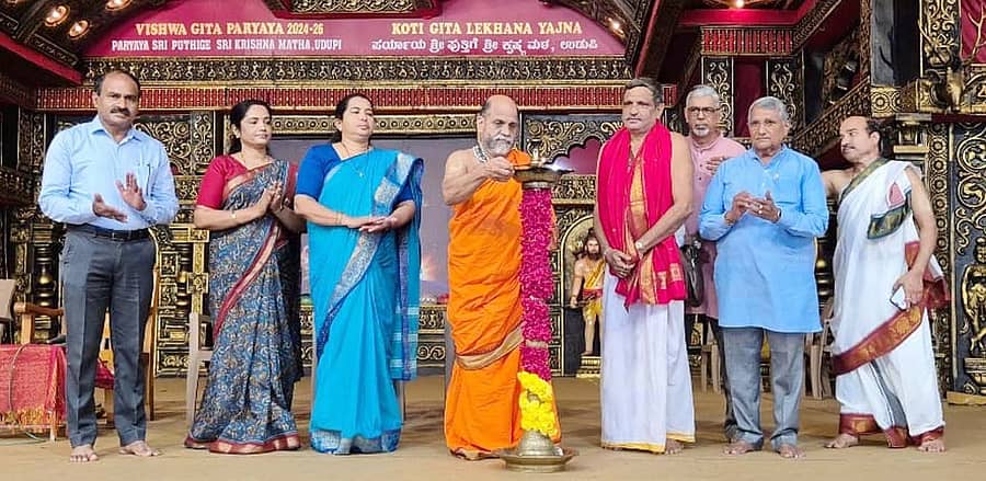 ಚಿತ್ರಕಲಾ ಸ್ಪರ್ಧೆಯನ್ನು ಪುತ್ತಿಗೆ ಶ್ರೀಗಳು ಉದ್ಘಾಟಿಸಿದರು