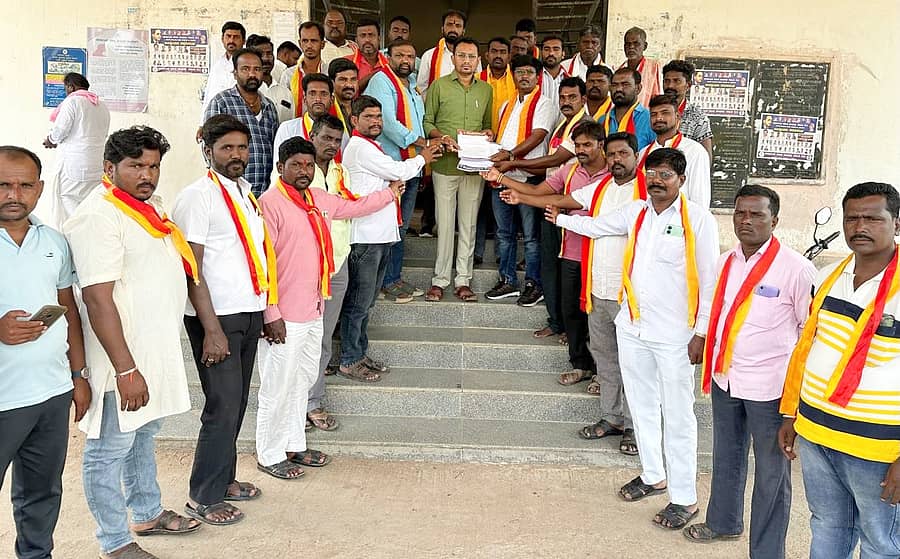 ಸುರಪುರದಲ್ಲಿ ಕರ್ನಾಟಕ ರಕ್ಷಣಾ ವೇದಿಕೆ ಮುಖಂಡರು ಕಲಬುರಗಿ ಸಚಿವ ಸಂಪುಟ ಸಭೆಯಲ್ಲಿ ವಿವಿಧ ಬೇಡಿಕೆ ಈಡೇರಿಸಲು ಒತ್ತಾಯಿಸಿ ತಹಶೀಲ್ದಾರ್‌ಗೆ ಮನವಿ ಸಲ್ಲಿಸಿದರು