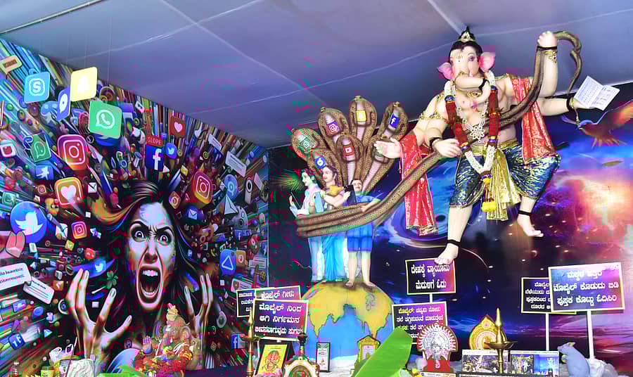 ಹುಬ್ಬಳ್ಳಿ ವಿದ್ಯಾನಗರದ ಶ್ರೀ ಬಾಲಗಜಾನನ ಯುವಕ ಮಂಡಳ ಪ್ರತಿಷ್ಠಾಪಿಸಿದ ಸಾಮಾಜಿಕ ಜಾಲತಾಣಗಳ ಅತಿಯಾದ ಬಳಕೆ ಕುರಿತು ಜಾಗೃತಿ ಮೂಡಿಸುವ ಗಣೇಶಮೂರ್ತಿ :ಪ್ರಜಾವಾಣಿ ಚಿತ್ರ