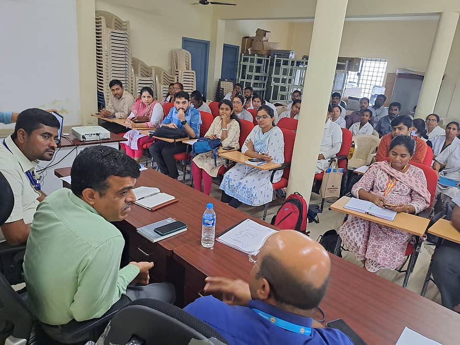 ಕುಶಾಲನಗರ ತಾಲ್ಲೂಕು ಆರೋಗ್ಯಾಧಿಕಾರಿಗಳ ಕಚೇರಿಯಲ್ಲಿ ಶುಕ್ರವಾರ ನಡೆದ ಮಾಸಿಕ ಪ್ರಗತಿ ಪರಿಶೀಲನಾ ಸಭೆಯಲ್ಲಿ ಜಿಲ್ಲಾ ಆರೋಗ್ಯಾಧಿಕಾರಿ ಡಾ.ಸತೀಶ್ ಕುಮಾರ್ ಮಾತನಾಡಿದರು