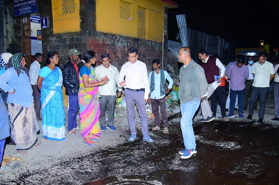 ಸಿದ್ದಾಪುರ ಜಂಕ್ಷನ್ ನಲ್ಲಿ ರಸ್ತೆ ಡಾಂಬರೀಕರಣವನ್ನು ಶುಕ್ರವಾರ ರಾತ್ರಿ ಬಿಬಿಎಂಪಿ ಮುಖ್ಯ ಆಯುಕ್ತ ತುಷಾರ್ ಗಿರಿನಾಥ್ ಪರಿಶೀಲಿಸಿದರು
