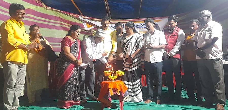 ನರಸಿಂಹರಾಜಪುರದ ನೇತಾಜಿ ನಗರದಲ್ಲಿ ಮಂಗಳವಾರ ತಾಲ್ಲೂಕು ಕನ್ನಡ ಸಾಹಿತ್ಯ ಪರಿಷತ್ ಆಶ್ರಯದಲ್ಲಿ ನಡೆದ ಕನ್ನಡ ರಸಪ್ರಶ್ನೆ ಹಾಗೂ ಅಂತ್ಯಾಕ್ಷರಿ ಕಾರ್ಯಕ್ರಮಕ್ಕೆ ಪರಿಷತ್ ಹಿರಿಯ ಸದಸ್ಯ ಎಂ.ಪಿ.ಚಕ್ರಪಾಣಿ ಚಾಲನೆ ನೀಡಿದರು