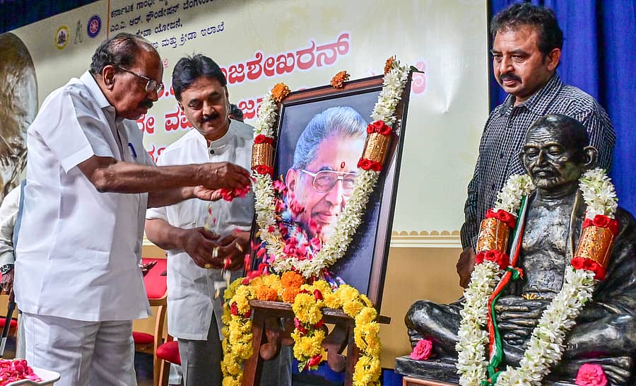 ಬೆಂಗಳೂರಿನ ಗಾಂಧಿ ಭವನದಲ್ಲಿ ಶುಕ್ರವಾರ ಆಯೋಜಿಸಿದ್ದ ಕಾರ್ಯಕ್ರಮದಲ್ಲಿ ಎಂ.ವಿ. ರಾಜಶೇಖರನ್ ಅವರ ಭಾವಚಿತ್ರಕ್ಕೆ ಎಂ.ವೀರಪ್ಪ ಮೊಯಿಲಿ ಪುಷ್ಪನಮನ ಸಲ್ಲಿಸಿದರು. ಕರ್ನಾಟಕ ಗಾಂಧಿ ಸ್ಮಾರಕ ನಿಧಿಯ ಅಧ್ಯಕ್ಷ ವೂಡೇ ಪಿ. ಕೃಷ್ಣ ಇದ್ದರು   –ಪ್ರಜಾವಾಣಿ ಚಿತ್ರ
