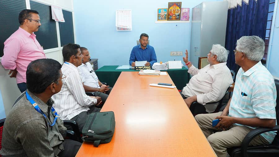 ಬಳ್ಳಾರಿ ಪಾಲಿಕೆ ಕಚೇರಿಯಲ್ಲಿ ಗುತ್ತಿಗೆದಾರರು ಮತ್ತು ಕೋರ್ಟ್ ಸಿಬ್ಬಂದಿಯೊಂದಿಗೆ ಪಾಲಿಕೆ ಉಪ ಆಯುಕ್ತ ಅಬ್ದುಲ್ ರೆಹಮಾನ್ ಸಮಾಲೋಚನೆ ನಡೆಸಿದರು